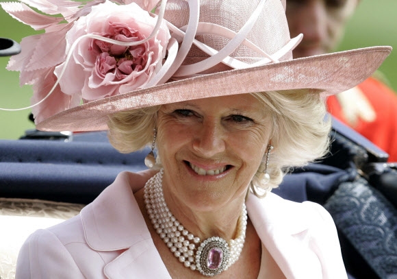 영국 왕세자비 커밀라 파커 볼스가 2009년 6월 17일 런던 인근 애스콧에서 열린 애스콧 경마대회에 참석하고 있는 모습. AP 연합뉴스