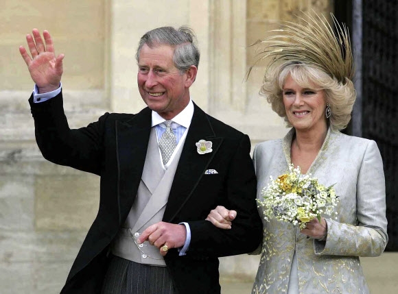 2005년 4월 9일 영국 윈저성 성조지 예배당에서 결혼식을 올린 찰스 왕세자와 커밀라 왕세자비가 군중들에게 인사하고 있는 모습. AP 연합뉴스