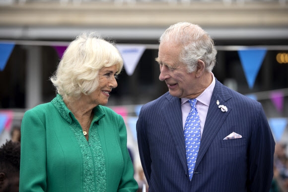 2022년 6월 5일 영국 런던에서 열린 엘리자베스 2세 여왕의 즉위 70주년(플래티넘 주빌리) 행사에 참석한 찰스 왕세자와 커밀라 왕세자비. EPA 연합뉴스