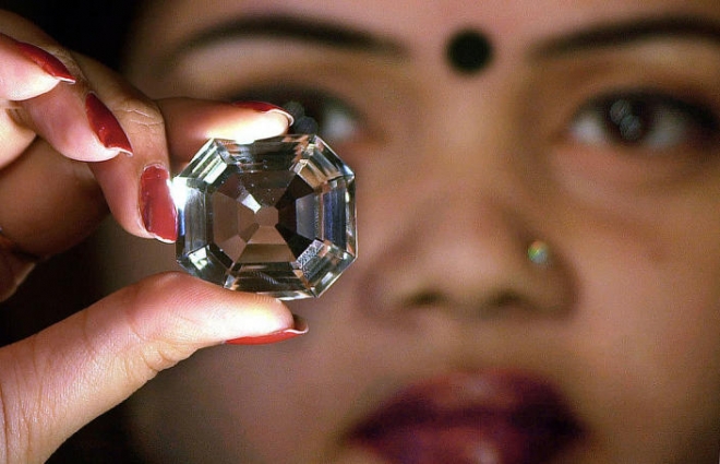 인도 모델이 코이누르 다이아몬드 복제품을 지난 2002년 1월 29일 캘커타 기자회견 도중 들어보이고 있다. AFP 자료사진 