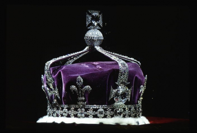 지난 8일(현지시간) 세상을 떠난 엘리자베스 2세 영국 여왕의 어머니이며 이름이 같아 구분하기 쉽게 불린 퀸 마더가 썼던 왕관으로 코이누르 다이아몬드가 박혀 있다. 1994년 4월 19일 촬영한 사진이다. 팀 그레이험 포토라이브러리 제공 AFP 자료사진