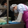 “김치찌개는 잘 끓인다” 尹, 명절 첫날 무료 급식소 봉사 [포착]