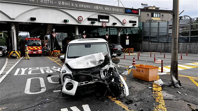 10일 오전 8시경 서울 중구 남산 1호 터널 매표소 부근에서 SUV 차량 두 대가 충돌하는 사고가 발생했다. 소방당국에 따르면 2명은 구조돼 병원으로 이송됐고, 경찰은 자세한 사고원인을 조사중이다. 2022.9.10<br>용산소방서 제공