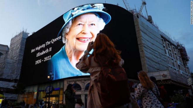 한 영국 시민이 지난 8일(현지시간) 엘리자베스 2세 여왕 서거를 알리는 런던 피카디리 광장의 전광판을 사진찍고 있다. CNN캡처