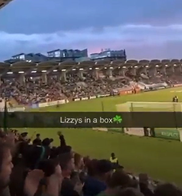 8일 아일랜드 더블린 탈르흐트 경기장 홈팬들이 “여왕이 죽었다”(Lizzy’s in the box, in the box!)는 노래를 부르고 있다. 트위터 캡처