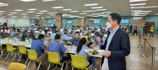이재용 삼성전자 부회장이 지난 9일 멕시코 케레타로 가전 공장에 방문해 구내식당에서 밥을 받아 자리로 가고 있다. 삼성전자 제공