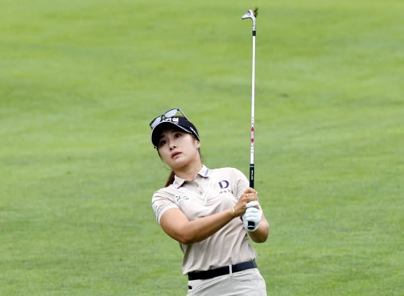 12일(한국시간) 오하이오주 신시내티의 켄우드 컨트리클럽서 열린 미국여자프로골프(LPGA) 투어 크로거 퀸 시티 챔피언십(총상금 175만 달러)에서 이정은이 샷을 한 뒤 공을 보고 있다. 신시내티 AP 연합뉴스