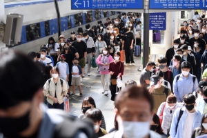 명절 대이동에 확진자 일시 반등… 변수는 ‘트윈데믹’