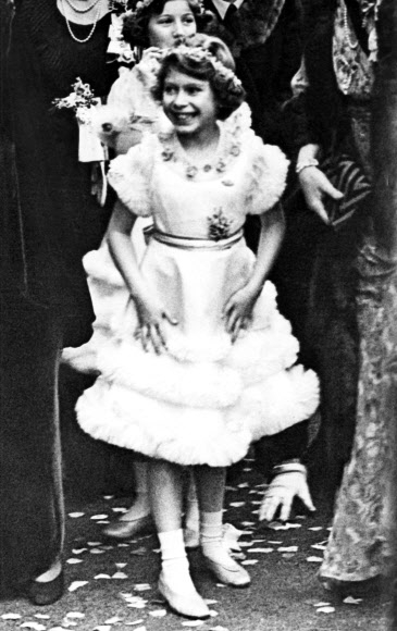 엘리자베스 2세 영국 여왕이 아홉 살이던 1935년 11월 6일 런던 버킹엄궁에서 열린 글로스터 공작의 결혼식에서 환한 미소를 짓고 있다. 스물다섯 살이던 1953년 6월 같은 곳에서 여왕에 오른 엘리자베스 2세는 영국의 최장수 재위 군주 기록을 세웠다. AP 연합뉴스