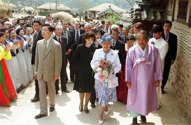1999년 4월 여왕이 안동 하회마을을 둘러보고 있다. 당시 그곳에서 73세 생일상을 받았다.  안동 사진공동취재단