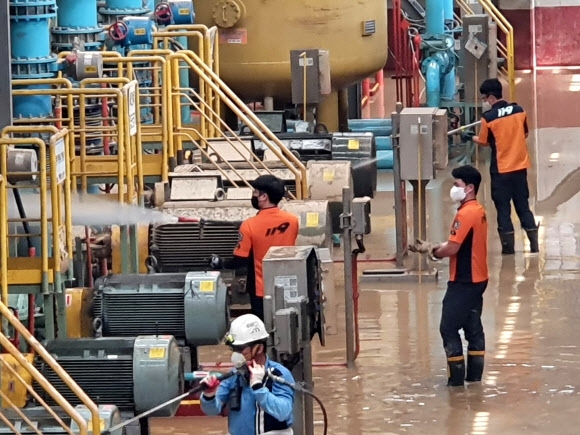 소방공무원들이 11일 태풍 힌남노로 침수 피해를 입은 포스코 포항제철소에서 복구 작업을 하고 있다. 소방청 제공