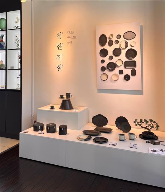 용산공예관 1층 판매장에 전시된 청한지환 작품들. 용산구 제공