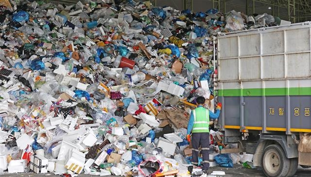 한가위 끝나니 폐기물 한가득