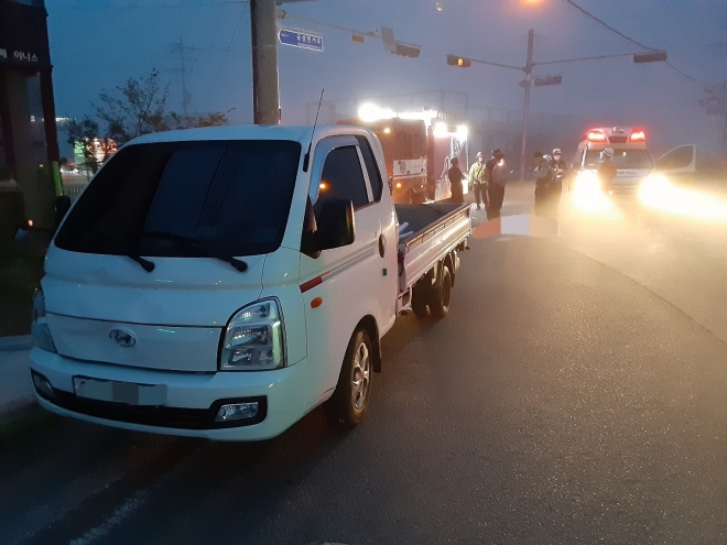 13일 오전 5시 23분쯤 경북 의성군 금성면 대리리 한 교차로에서 1t 화물차가 보행자인 70∼80대 여성 3명을 치어 이 가운데 1명이 숨지고 2명이 다쳤다. 경북소방본부 제공