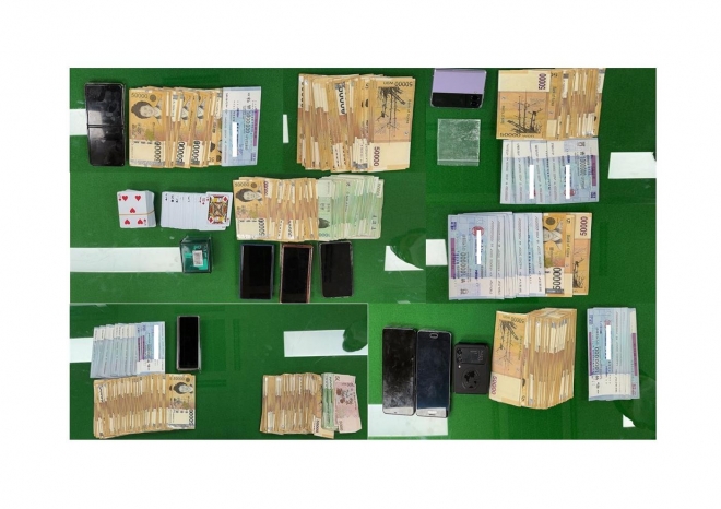 경찰이 골프 이용 도박판에서 압수한 현금과 카드 등 증거물. 대전경찰청 제공