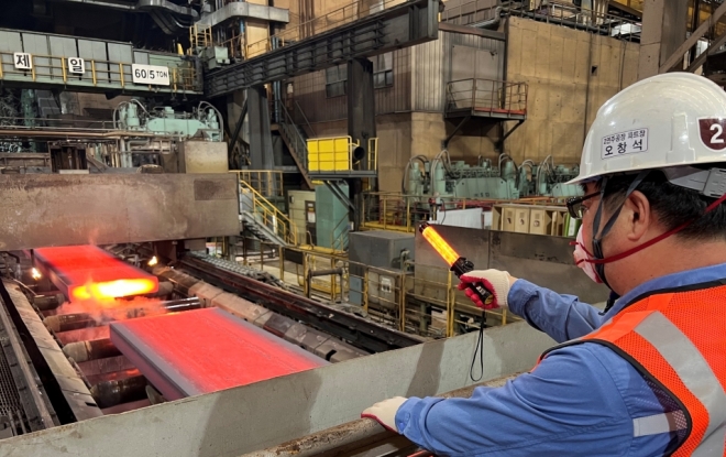 포스코 포항제철소 2연주공장에서 13일 한 직원이 철강반제품인 슬라브 생산 공정에서 작업하는 모습. 포스코 제공