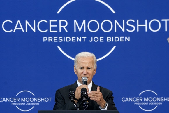 조 바이든 미국 대통령이 12일(현지시간) 보스톤 존 F 케네디 기념관에서 미국의 암 발병률을 획기적으로 떨어뜨리는 ‘암 분야 문샷 구상’을 발표하고 있다. 이를 위해 생명공학 및 바이오 분야의 미국 내 생산을 유도하는 행정명령에도 서명했다. EPA 연합뉴스