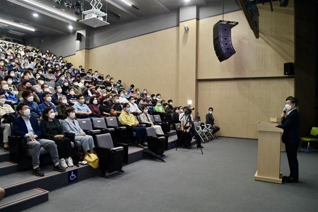 김길성(맨 오른쪽) 서울 중구청장이 지난 5일 신당누리센터에서 열린 ‘신당동 신속통합기획 주민설명회’에서 인사말을 하고 있다.  중구 제공