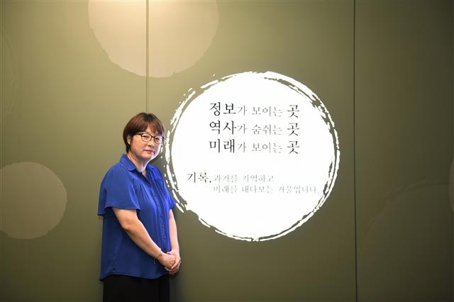13일 이젬마 국가기록원 서기관이 정부대전청사 행정기록관에서 기록관리의 중요성을 설명하고 있다. 국가기록원 제공