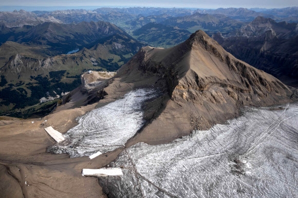 녹아내린 빙하에… 바위 봉우리 드러낸 알프스