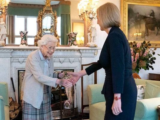 엘리자베스 2세 영국 여왕이 지난 6일(현지시간) 스코틀랜드 밸모럴궁에서 리즈 트러스 총리를 환영하고 있다. 제인 발로우·AP연합뉴스