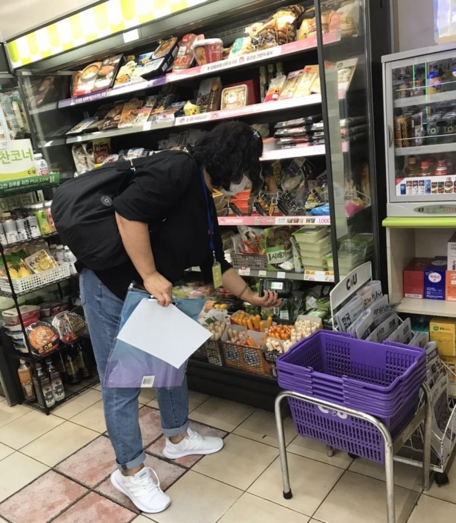 서울 종로구가 지난 13일 어린이 기호식품 조리·판매업소를 점검하는 모습. 종로구 제공.