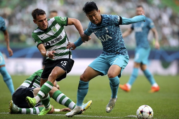 On the 14th (Korea time), Heung-Min Son plays the ball with an opponent in the group D match between Tottenham and Sporting (Portugal) at Jose Alvalad Stadium in Lisbon, Portugal on the 14th (Korea time) debate Lisbon AFP Yonhap News