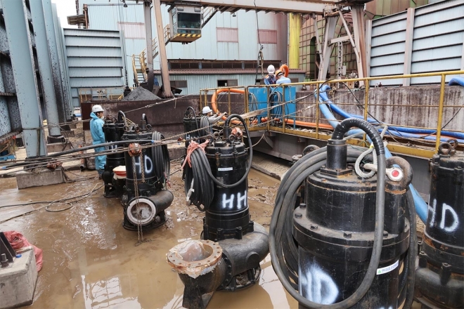 포항제철소 피해복구 작업에 나선 직원들이 3후판공장에서 현대중공업이 지원한 소방펌프를 긴급 투입할 준비를 하고 있다. 포스코 제공