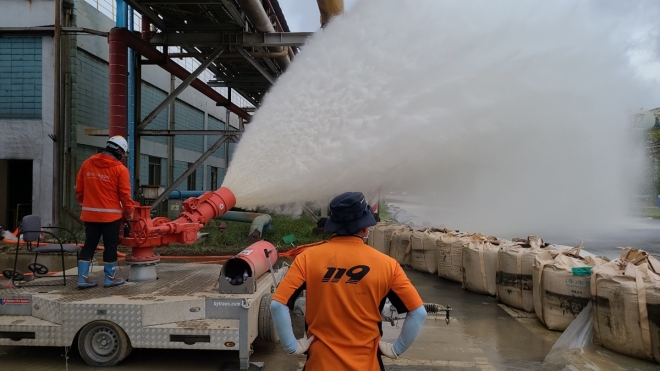 포항제철소 피해 복구작업을 지원하는 소방공무원들이 대용량포 방사시스템을 활용하여 공장 내부의 물을 빼내는 모습. 포스코 제공