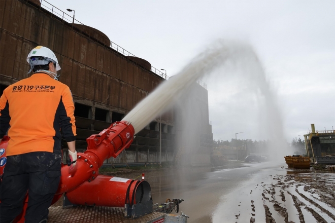 포항제철소 피해 복구작업을 지원 나온 소방공무원들이 대용량포 방사시스템을 활용하여 공장 내부의 물을 빼내고 있다. 포스코 제공