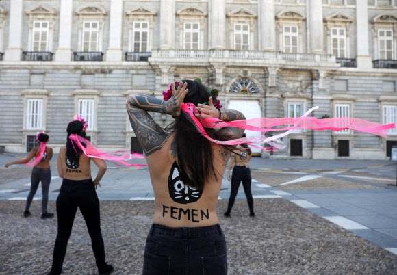 상의 탈의 시위로 유명한 여성 인권단체 ‘페멘’(FEMEN) 회원들이 스페인 마드리드 왕궁 앞에서 최근 나이트클럽에서 여성에 대한 화학물질 투하 공격이 증가하는 것에 대해 항의하고 있다. 사진은 기사 내용과 무관함. 2022.8.31 로이터 연합뉴스