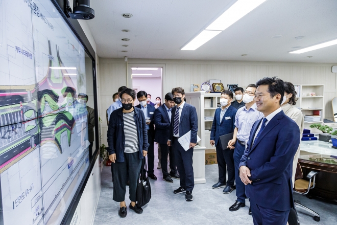 김태우(오른쪽 첫 번째) 강서구청장이 14일 구청장실에서 열린 ‘국회대로 상부 공원조성(안) 구청장보고회’에서 설계용역사 관계자로부터 사업 추진계획(안)을 보고받고 있다. 강서구 제공