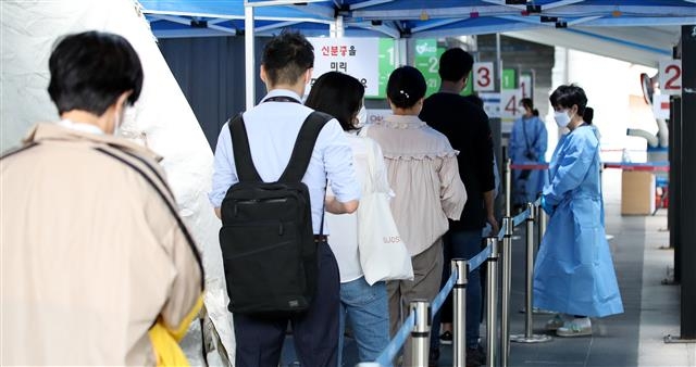 코로나19 선별진료소를 찾은 시민들이 검사를 받으려고 대기하고 있다.  뉴스1