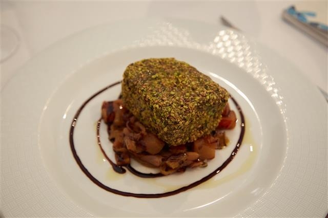 마르차메미 인근 레스토랑에서 메뉴로 내고 있는 참치 스테이크. 시칠리아의 특산품인 파스타치오로 감쌌다.