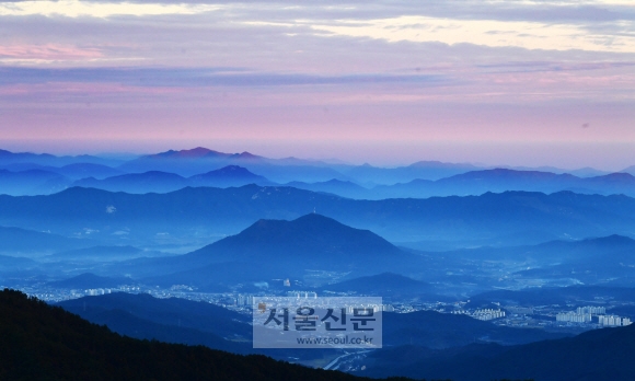 정령치에서 본 남원 일대 풍경. 사랑 고을 남원엔 핑크빛 역사뿐 아니라 고난의 상처도 많다.