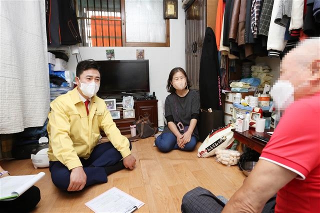 오언석(왼쪽) 서울 도봉구청장이 홀로 거주하고 있는 한 어르신 집을 방문해 건강 상태와 안부를 확인하고 있다. 도봉구 제공