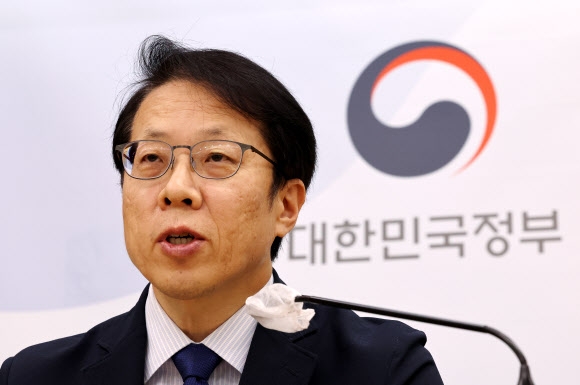 조성주 인사혁신처 차장이 14일 오전 세종시 정부세종청사에서 15개 인사 법규 등이 개선된 ‘부처 인사 자율성 제고 종합계획’을 발표하고 있다. 2022.9.14 연합뉴스