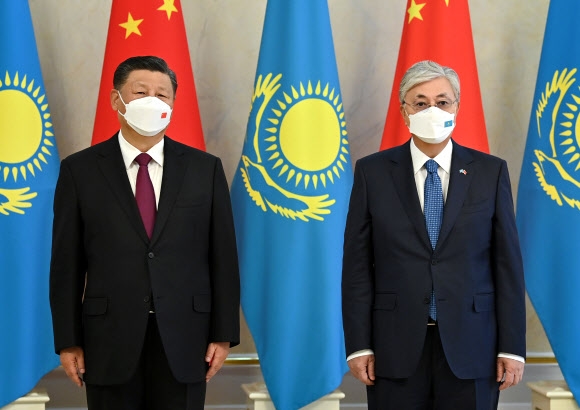 시진핑(왼쪽) 중국 국가주석과 카심조마르트 토카예프 카자흐스탄 대통령이 카자흐스탄 수도 누르술탄에서 정상회담을 갖고 기념촬영을 하고 있다. 2022.9.14 카자흐스탄 대통령실 제공 EPA 연합뉴스