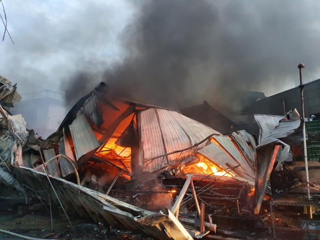 15일 오전 충남 천안시 동남구 재래시장에서 발생한 화재 현장. (사진=천안동남소방서 제공)
