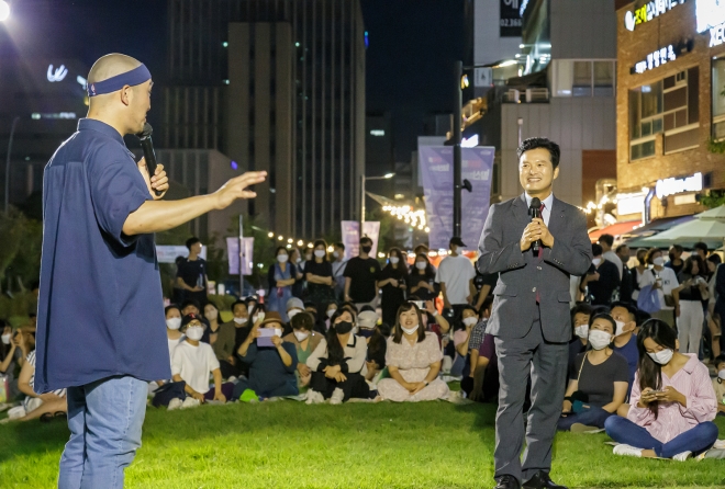 김태우 강서구청장(오른쪽)이 지난 8일 마곡 문화의 거리에서 열린 버스킹 공연에서 직접 무대에 나와 관객들에게 ‘강남보다 더 잘사는 강서’를 만들겠다고 말하고 있다. 강서구 제공