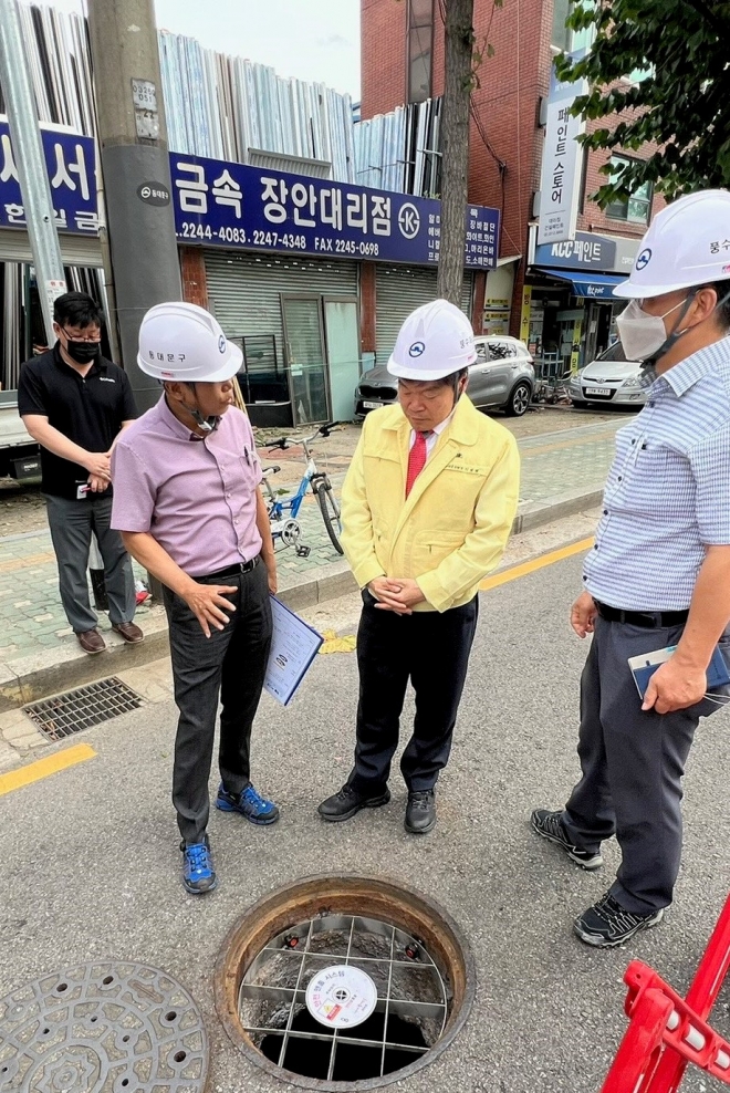 이필형 서울 동대문구청장이 맨홀추락방지시설 설치 현장을 점검하고 있다. 동대문구 제공