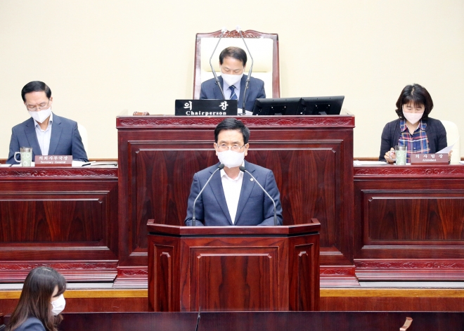 15일 광명시의회 제272회 제1차 정례회 제1차 본회의에서 이지석 의원이 제안 설명하는 모습.