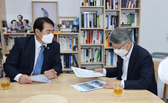 이정선 광주시교육감이 국회 교육위원회 민형배 의원을 만나 광주시교육청 청사이전 등 현안사업에 대한 국비 지원 필요성을 설명했다. 