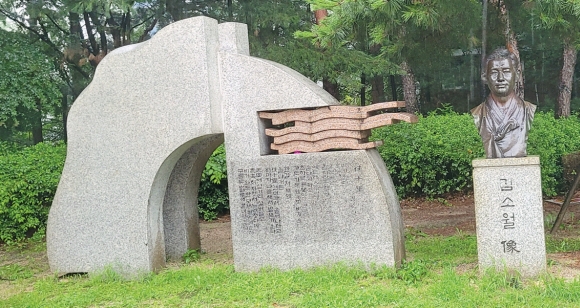 마조단 터 인근 왕십리역 광장 한쪽에 김소월의 흉상과 함께 그의 시 ‘왕십리’를 새긴 소월시비가 자리하고 있다.