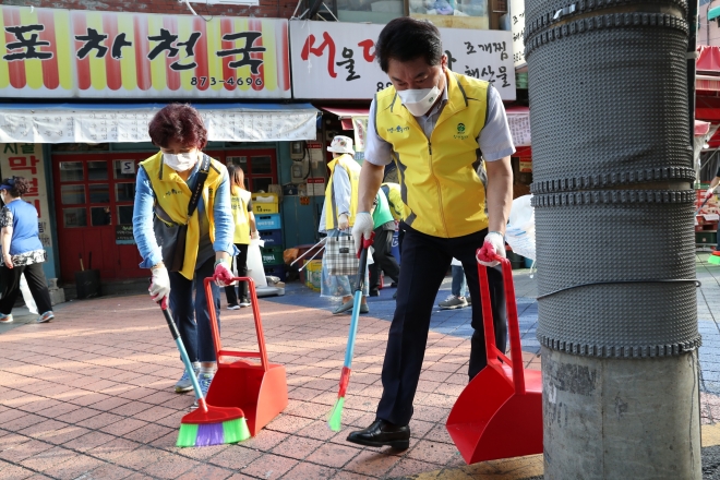 박준희 서울 관악구청장이 지난 15일 청룡동 관악클린데이 행사에 참여해 골목 청소를 하고 있다. 관악구 제공.