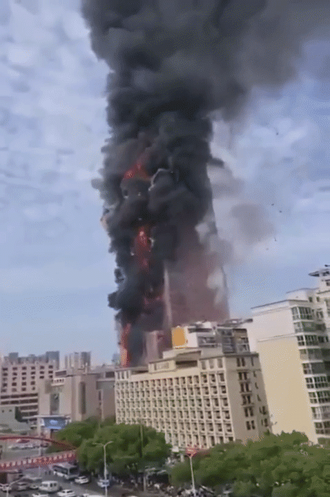 16일 중국 후난성 창사시 차이나텔레콤(중국전신·中國電信) 빌딩에서 대형 화재가 발생했다. 트위터