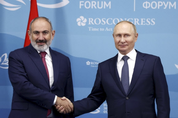손 맞잡은 러시아-아르메니아 정상