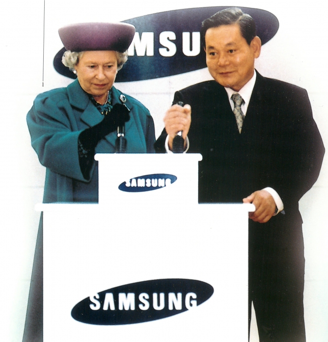 엘리자베스 2세(왼쪽) 영국 여왕과 이건희 전 삼성전자 회장이 1995년 삼성전자 영국 윈야드 가전공장 준공식에서 함께 생산라인 가동 스위치를 누르고 있다. 삼성전자 제공