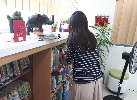 서울 동작구 ‘대학생 아르바이트’에 참여한 한 청년이 동작구에 위치한 도서관에서 근무하고 있는 모습. 동작구 제공.