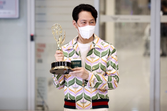 넷플릭스 한국 시리즈 ‘오징어 게임’으로 제74회 에미상에서 남우주연상을 받은 배우 이정재가 18일 오후 인천국제공항 제2터미널로 귀국해 트로피를 들어보이고 있다. 2022.9.18  연합뉴스